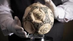 Le ballon de la main de Dieu adjugé à 2,5 millions de livres