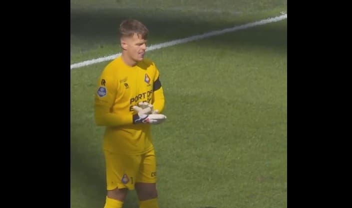 Ronald Koeman Jr. ému lors d'un hommage à sa mère
