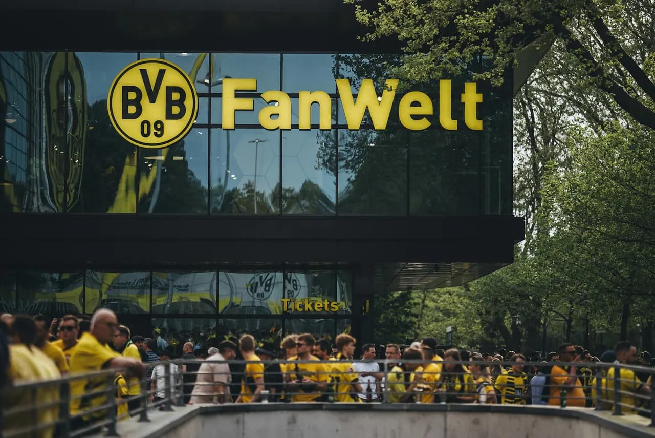 Bensebaini brille en attaque lors du large succès de Dortmund