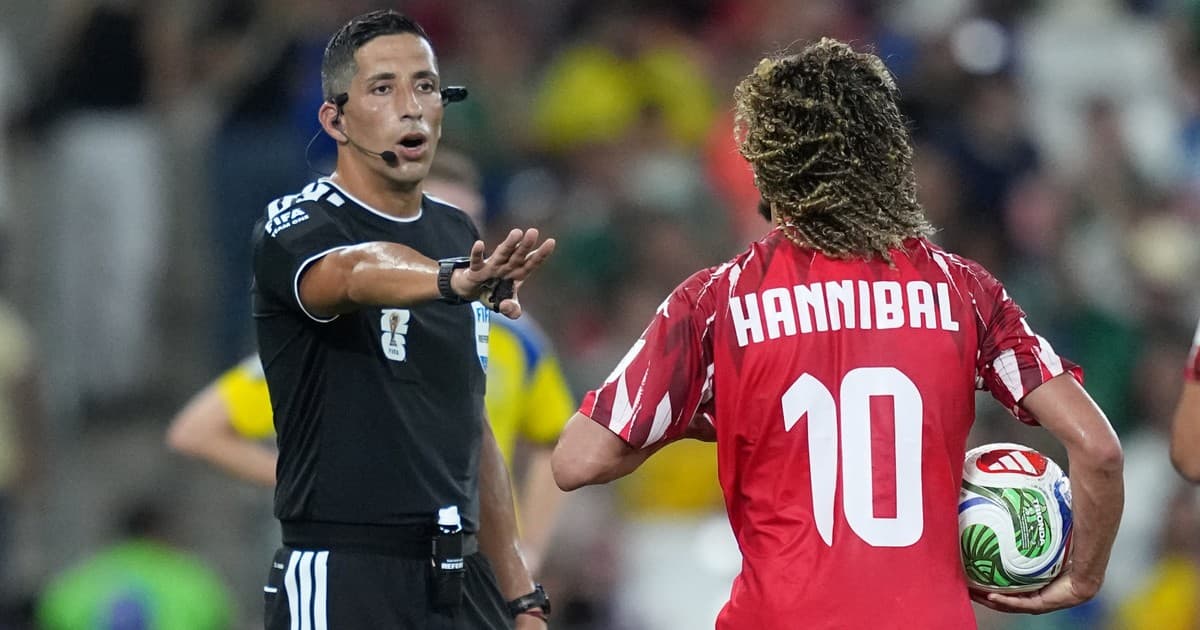 Falcón Pérez arbitre avec assurance le match Suède-Tunisie